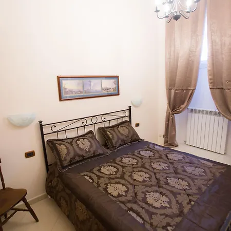 A Casa Di Nonna Giulia 3* נאפולי